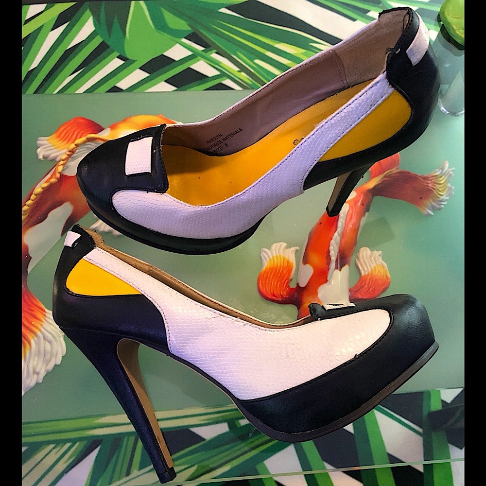 Size 8 Marilyn shoe dazzle pumps